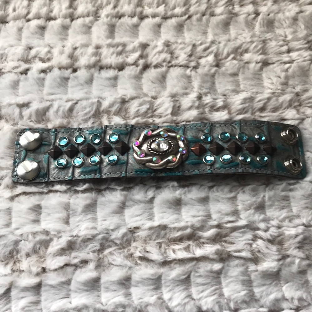 Cuff bracelet with double snap closure